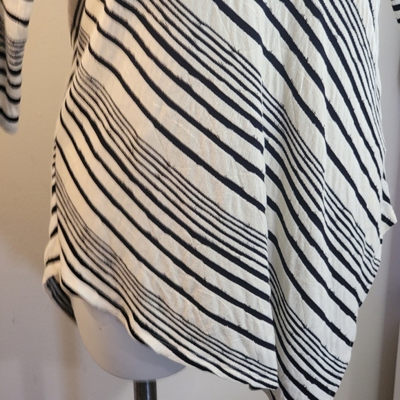 Two by Vince Camuto Assymetrical striped Tunic top Black & White Size S - Picture 6 of 9